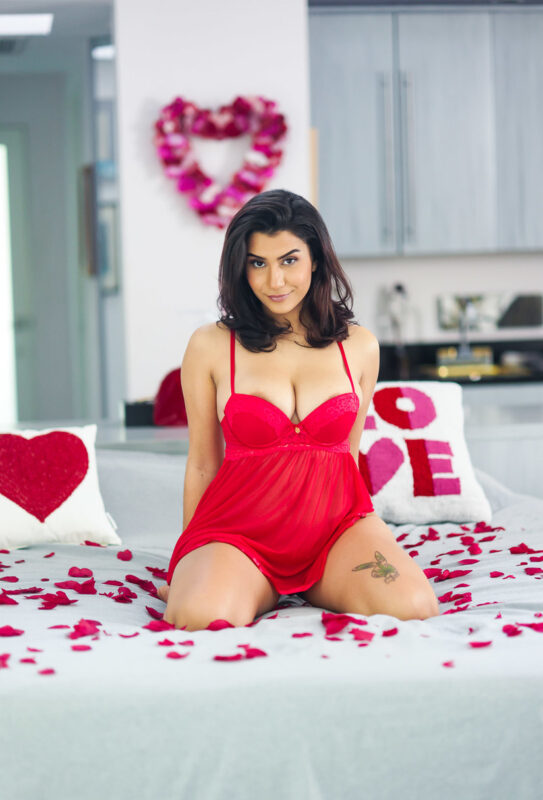 Sexy Syrian porn star Roxie Sinner