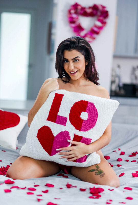 Roxie Sinner naked gallery