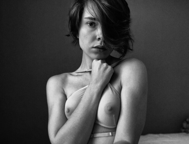 nude girl black and white photography