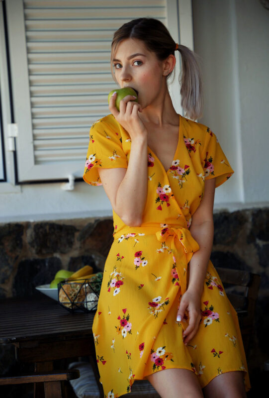 Russian porn star Eva Elfie eating an apple
