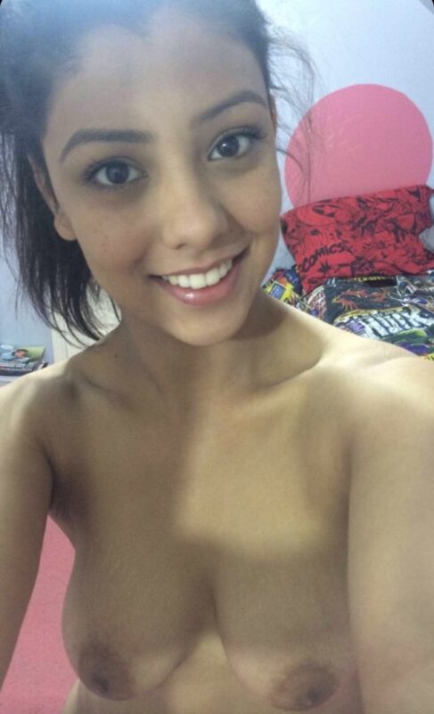 Busty Black girl nude selfie